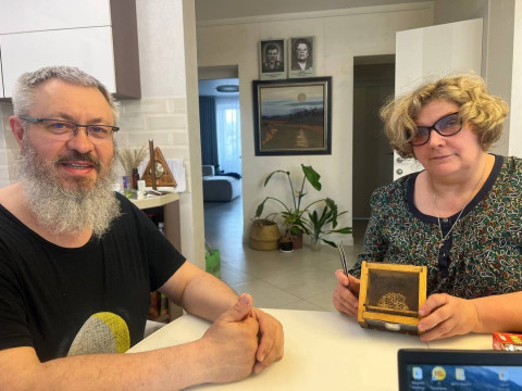 Лечение растяжения связок локтевого сустава пчелоужалением, часть 1